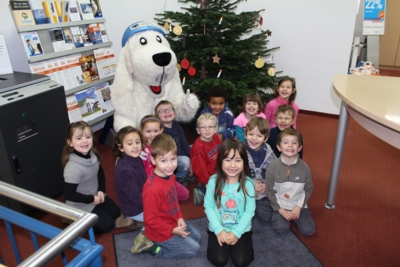 Kinder zu Gast in der weihnachtlichen Bank