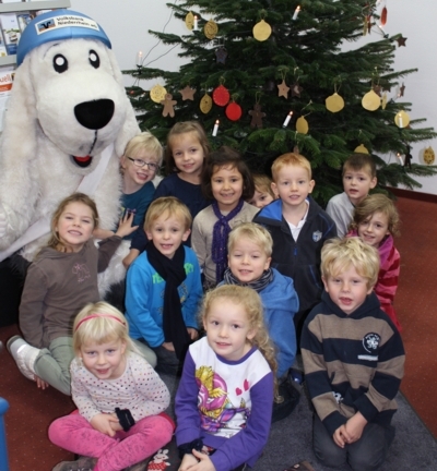 Kinder zu Gast in der weihnachtlichen Bank