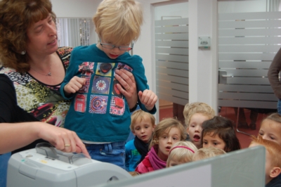 Kinder zu Gast in der weihnachtlichen Bank