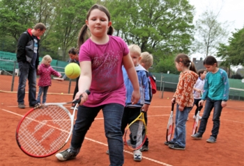 Versteckt: Ostereier! Gesucht: Tennistalente!